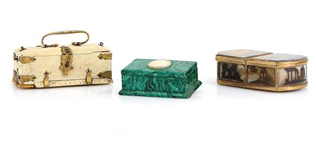 OGGETTISTICA VARIA DUE TABACCHIERE E UN COFANETTO, XIX SECOLO, una in...