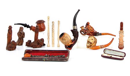 OGGETTISTICA VARIA LOTTO DI PIPE, BOCCHINI DA FUMO E SCULTURE, XIX-XX SECOLO,...