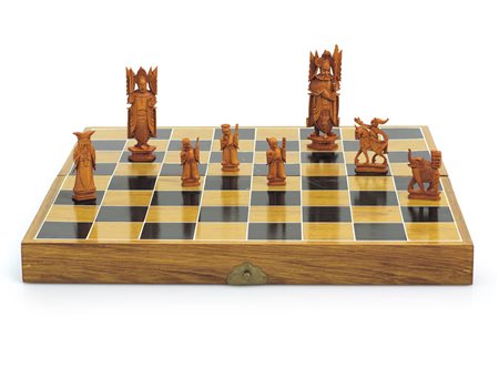 ARTE ORIENTALE SCACCHIERA IN OSSO, XX SECOLO, con elementi entro cofanetto;...