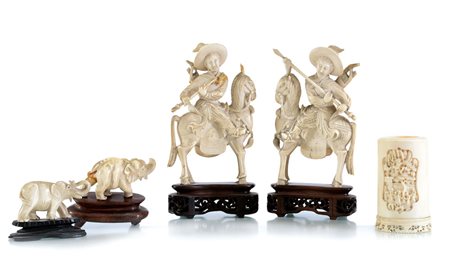 AVORIO LOTTO DI DIVERSI OGGETTI IN AVORIO, CINA, XX SECOLO, composto da due...