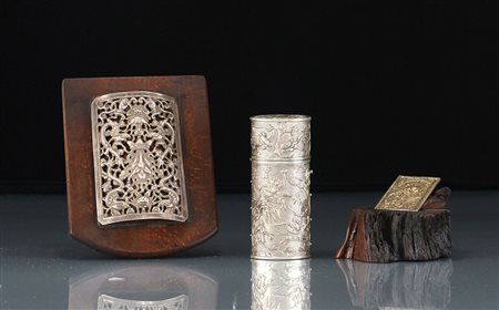 ARTE ORIENTALE LOTTO COMPOSTO DA DUE FIBBIE E UNA SCATOLA IN ARGENTO, INDIA O...