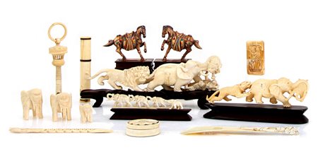 AVORIO LOTTO DI DIVERSE SCULTURE IN AVORIO, XIX-XX SECOLO, composto da due...