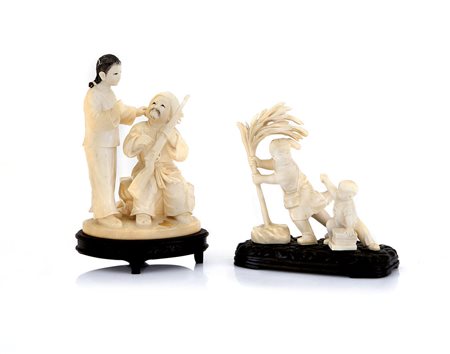 AVORIO DUE GRUPPI IN AVORIO, CINA, XX SECOLO, raffiguranti bambini che...