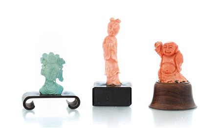ARTE ORIENTALE DUE PICCOLE SCULTURE IN CORALLO E UNA IN TURCHESE, CINA....