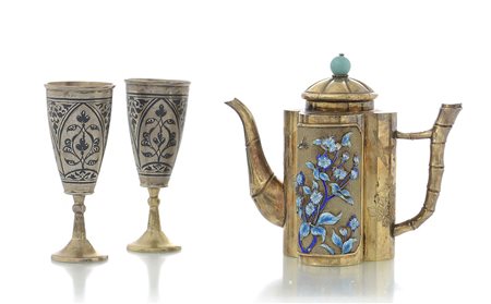 ARTE ORIENTALE UNA TEIERA IN ARGENTO DORATO E SMALTI, CINA, E DUE PICCOLI...