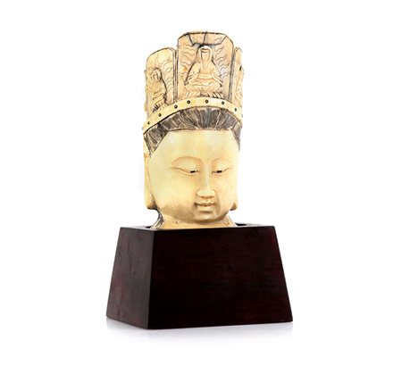 AVORIO SCULTURA IN AVORIO, CINA, XX SECOLO, raffigurante testa di divinità su...