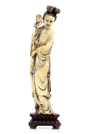 AVORIO KWAN YIN IN AVORIO, CINA, INIZIO XX SECOLO, su base in legno.Alt....