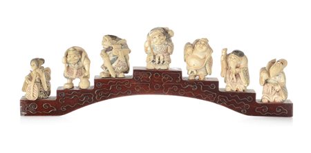 AVORIO PONTICELLO CON SETTE FIGURE IN OSSO, XX SECOLO, decori policromi;...