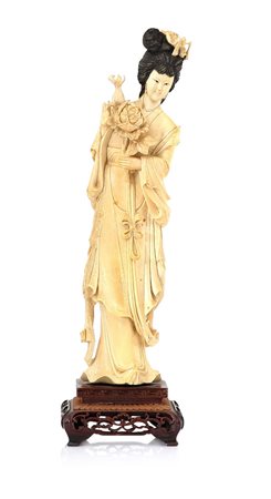 AVORIO SCULTURA IN AVORIO, CINA, XX SECOLO, raffigurante kwan yin con fiore...