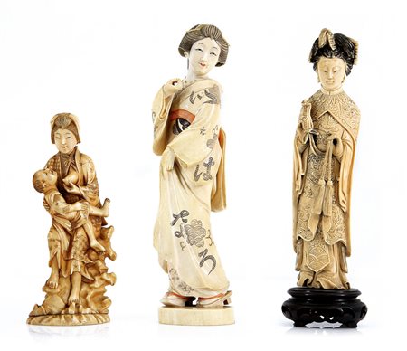 AVORIO TRE SCULTURE IN AVORIO, CINA, XX SECOLO, raffiguranti una geisha, una...