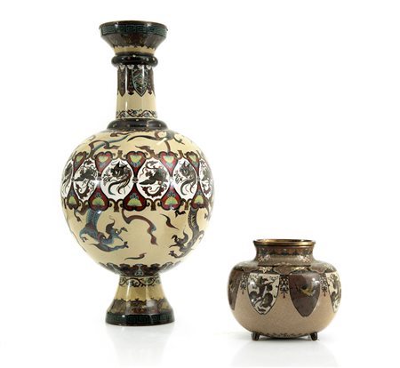 ARTE ORIENTALE DUE VASI IN METALLO DECORATO A SMALTI CLOISONNE', CINA O...