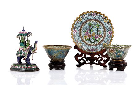 ARTE ORIENTALE DUE COPPETTE E UN PIATTO DECORATI A SMALTI PLIQUE A JOUR E UNA...