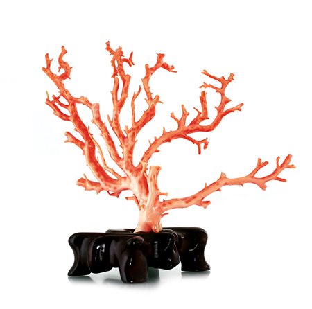 ARTE ORIENTALE RAMETTO DI CORALLO, CINA, XX SECOLO, su base in legno;...