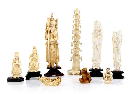 AVORIO LOTTO DI SEI SCULTURE IN AVORIO E DUE IN OSSO, CINA, INIZIO XX SECOLO,...