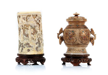 AVORIO DUE VASI IN AVORIO, CINA, INIZIO XX SECOLO, uno con coperchio ed anse...