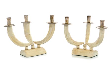 OGGETTISTICA VARIA COPPIA DI CANDELABRI IN AVORIO E ARGENTO, INIZIO XX...