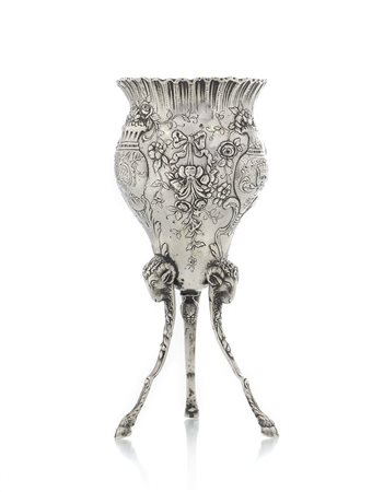 ARGENTI D'EPOCA VASO IN ARGENTO SBALZATO, XIX SECOLO, piriforme con decoro a...