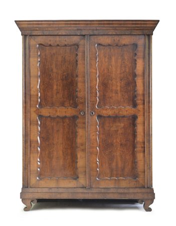 MOBILE DEL XIX SECOLO ARMADIO IN NOCE, XIX SECOLO, a due ante e fianchi con...