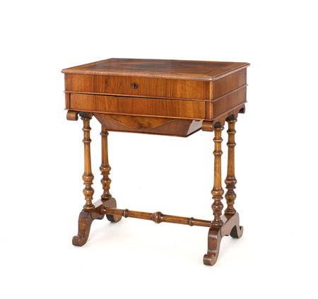 MOBILE DEL XIX SECOLO TAVOLINO DA LAVORO IN NOCE, XIX SECOLO, piano apribile...