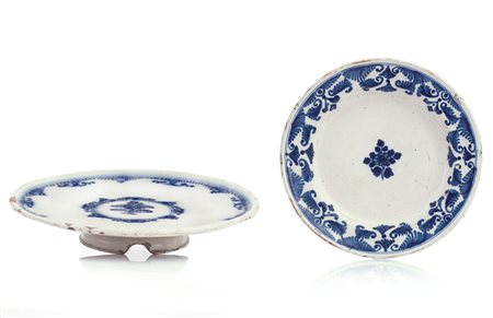 LODI UN'ALZATA E UN PIATTO IN MAIOLICA, LODI, XVIII SECOLO, decori blu alla...