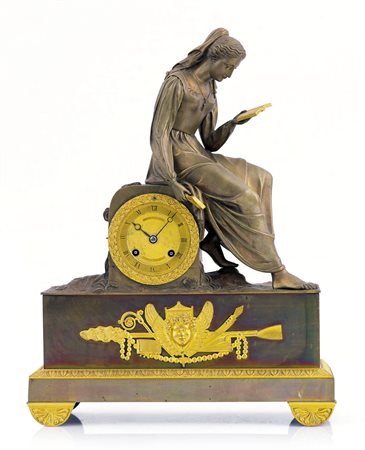ANONIMO XIX SECOLO PENDOLA DA TAVOLO IN BRONZO PATINATO E DORATO, XIX SECOLO,...