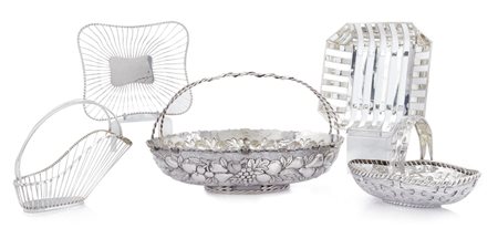 ARGENTI RECENTI UN CESTO CON MANICO E UN PORTA BOTTIGLIA IN ARGENTO, FRATELLI...