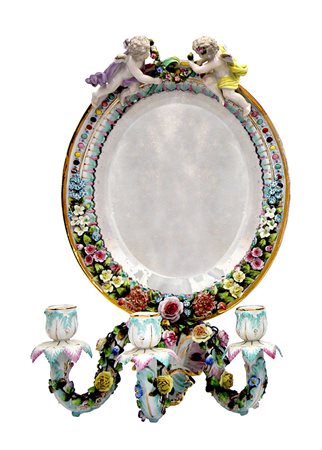 DRESDA SPECCHIERA AD APPLIQUE IN PORCELLANA, DRESDA, XIX SECOLO, ovale a tre...
