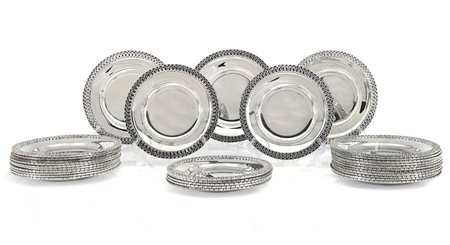 ARGENTI RECENTI SERIE DI TRENTUNO PIATTINI IN ARGENTO, XX SECOLO, bordi...