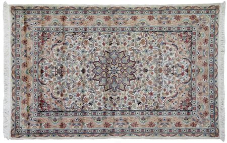 AGRA India sett.le (Reg. Uttar Pradesh)Di recente manifattura, fondo seta.Cm....