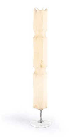 () Lampada da terra in cocoon, struttura in metallo e base in marmo bianco...