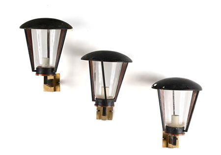 () Tre applique Anni '50 Struttura in legno, ottone, metallo laccato nero e...