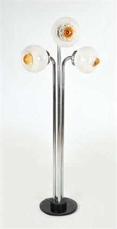 () Lampada da terra Struttura in metallo cromato, base in vetro temperato,...