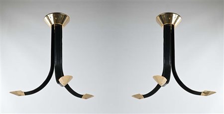 () Coppia di lampadari a tre luci prod. Comelit Struttura in metallo dorato e...