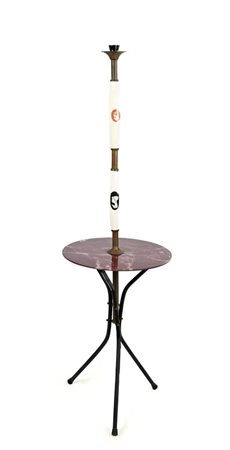 () Lampada da terra Struttura in ottone, ceramica smaltata e tavolino in...