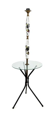 () Lampada da terra Struttura in ottone, ceramica smaltata e tavolino in...