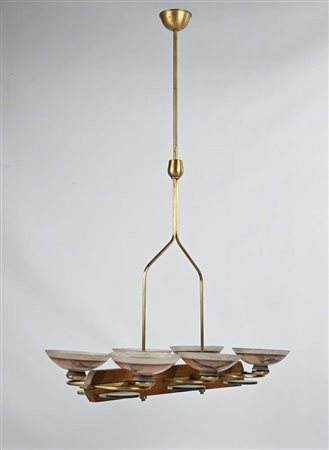 () Lampadario a sei luci Struttura in legno e ottone, diffusori in vetro fumè...