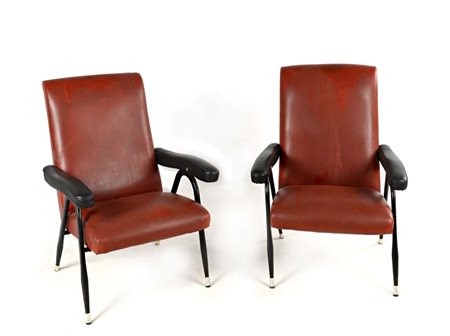 () Coppia di poltrone Struttura in metallo nero e rivestimento in pelle rossa...