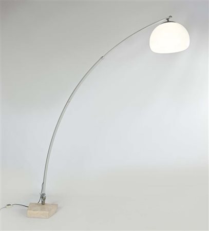 Goffredo Reggiani (1929 - 2004) Lampada ad arco Struttura in metallo cromato,...