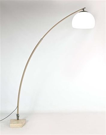 Goffredo Reggiani (1929 - 2004) Lampada ad arco Struttura in metallo dorato,...