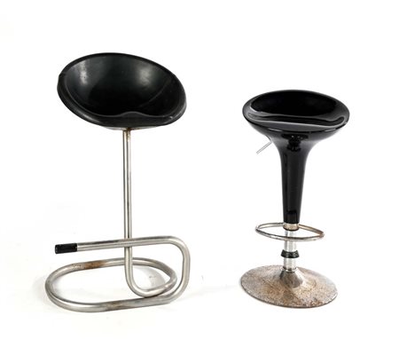 () Coppia di sgabelli Anni '70 Struttura in metallo cromato, plastica...