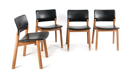() Quattro sedie Struttura in legno e rivestimento in pelle nera cm h...