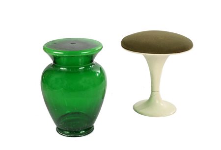 () Lotto di due sgabelli 1) Sgabello modello Tulip, Struttura in plastica...