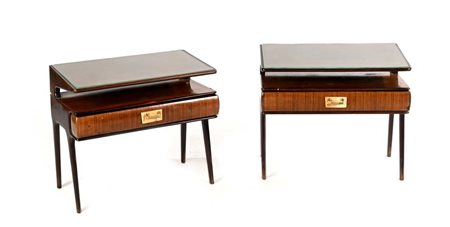 () Due comodini Anni '50 Struttura in legno, maniglie in ottone e marmo,...