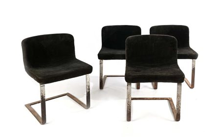 () Quattro poltrone, struttura in metallo cromato e rivestimento in tessuto...