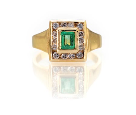 Anello in oro, smeraldo e brillanti Oro giallo 750/000. Peso complessivo gr....