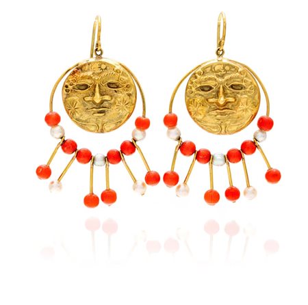 Coppia di orecchini in oro, perle e corallo Oro giallo 750/000. Peso...