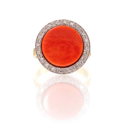 Anello in oro e corallo Oro giallo 750/000. Peso complessivo gr. 7,20. Misura 15