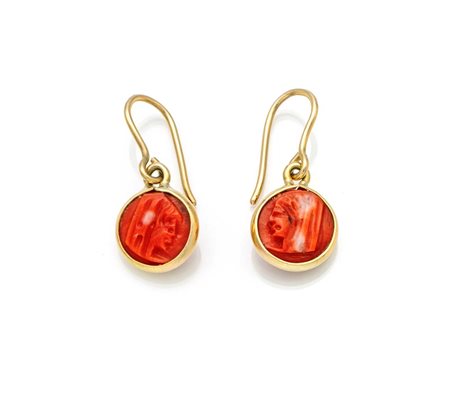 Orecchini in oro e corallo Oro giallo 750/000. Peso complessivo gr. 2,2. cm...