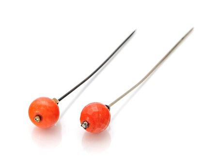 Coppia di spilloni in oro, argento e corallo Oro a basso titolo e argento e...