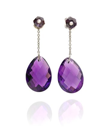 Coppia di orecchini pendenti in oro e ametista Oro bianco 750/000. Lunghezza...